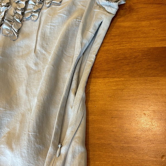 BODEN SILK BLOUSE WOMEN’S SIZE 10 EUC 100% SILK Pale Grey Gray V-Neck Ruffle 🩶 - Picture 5 of 16